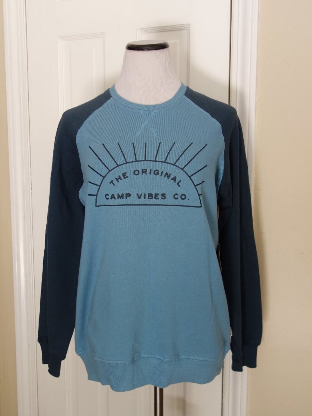 NWT POLER The Original Camp Vibes Co. Blue Teal Crewneck Sweatshirt Wmns Med